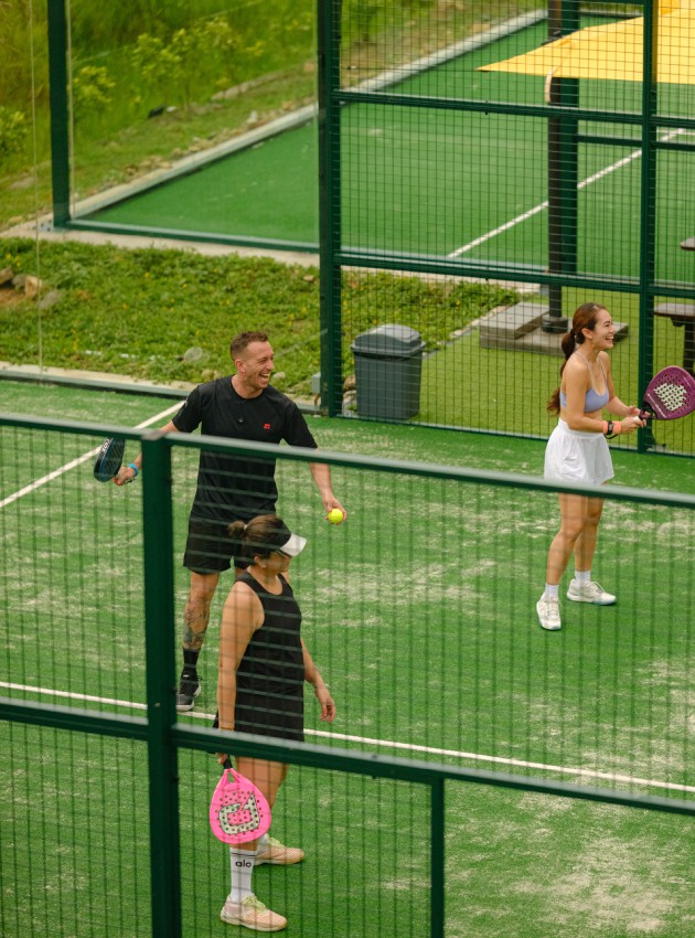 Group padel training at Padé