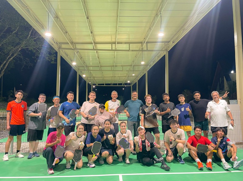 Group pickleball training at Padé